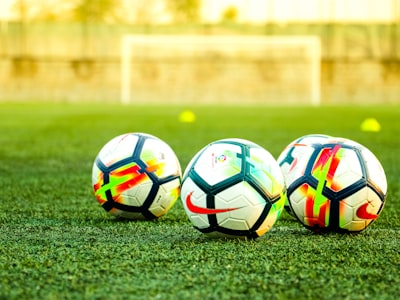 F1赛车在赛道上飞驰的动感画面