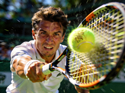 网球选手在比赛中奋力挥拍击球的特写