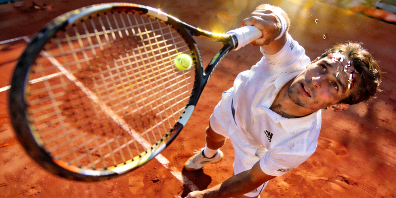 网球运动员在红土场上准备发球的特写镜头